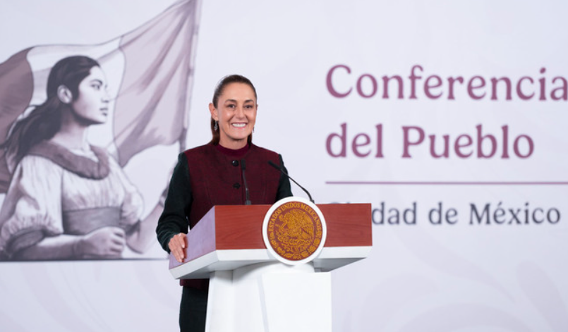 La Presidenta Claudia Sheinbaum Pardo anunció que enviará, el próximo lunes al Senado de la República, una iniciativa de reforma al artículo 127 de la Constitución Política para establecer que las pensiones de exfuncionarios de altos mandos de confianza no podrán exceder el 50 por ciento de las remuneraciones que percibe la persona titular del Ejecutivo Federal, salvo aquellas pensiones o jubilaciones previstas en las condiciones generales de trabajo, lo que permitirá recuperar alrededor de 5 mil millones de pesos (mdp) que se destinarán a los Programas para el Bienestar. “Es una reforma constitucional para que a partir de ahora la pensión sea la mitad de lo que gana el titular del Ejecutivo Federal como pensión. Lo que ganaron antes no se puede mover, pero a partir de ahora ya no se les puede seguir, en un gobierno que busca eliminar privilegios, pagando un millón de pesos mensuales de pensión o 300 mil pesos. “Quiero dejar muy en claro que no tiene que ver con trabajadores y trabajadoras con contratos colectivos, ahí si no porque esos son sus contratos, negociaciones históricas que han hecho. Nos estamos refiriendo a aquellos trabajadores de confianza, a los altos mandos que a la fecha con recursos públicos o sea recursos del pueblo les tenemos que seguir pagando altísimas pensiones”, enfatizó en la conferencia matutina “Las mañaneras del pueblo”. La consejera Jurídica del Ejecutivo Federal, Esthela Damián Peralta, detalló que la reforma se fundamenta en tres principios fundamentales: Austeridad Republicana, Humanismo Mexicano y Responsabilidad Financiera. Expuso que la propuesta está dirigida a eliminar las pensiones exorbitantes en organismos descentralizados, empresas públicas del Estado, fideicomisos públicos, empresas de participación estatal y la banca de desarrollo. La secretaria Anticorrupción y de Buen Gobierno, Raquel Buenrostro Sánchez, detalló que entre las pensiones exorbitantes entre personal de confianza destacan: Luz y Fuerza del Centro en Liquidación con 9 mil 457 extrabajadores que reciben una pensión de 100 mil a 1 millón de pesos, de los cuales, 3 mil 504 tienen una jubilación mayor al sueldo neto mensual de la Presidenta. En el caso de Petróleos Mexicanos (Pemex), 544 personas pensionadas reciben ingresos superiores a los de la Jefa del Ejecutivo Federal por un total de mil 827 mdp anuales. Respecto a la Comisión Federal de Electricidad (CFE), 2 mil 199 pensionados reciben montos superiores a los de la Presidenta de México, por 4 mil 496 mdp anuales. En Nacional Financiera (Nafin), nueve personas pensionadas reciben un ingreso superior a las percepciones netas de la Presidenta, por 16 mdp anuales. Del Banco Nacional de Obras y Servicios Públicos (Banobras), 19 pensionados perciben más que la primera mandataria por un monto de 37 mdp anuales. En el caso de Bancomext, son 22 personas pensionadas que reciben montos superiores a la Presidenta por 45 mdp anuales.