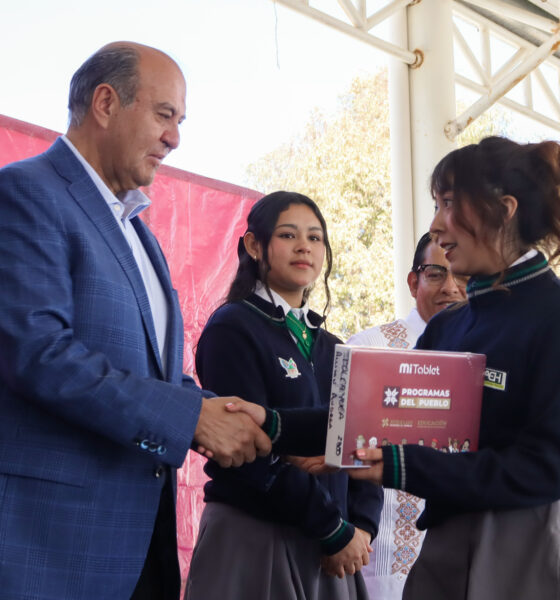 Entregan 2 mil 925 tabletas a estudiantes del Cobaeh
