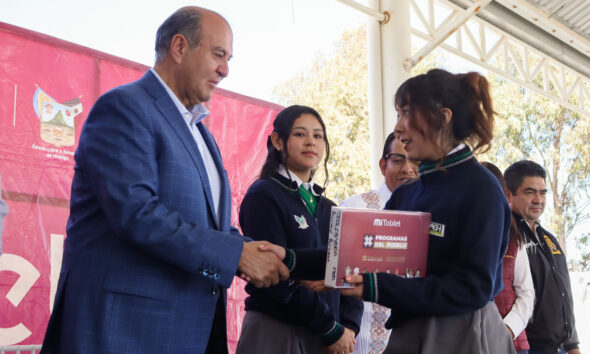 Entregan 2 mil 925 tabletas a estudiantes del Cobaeh