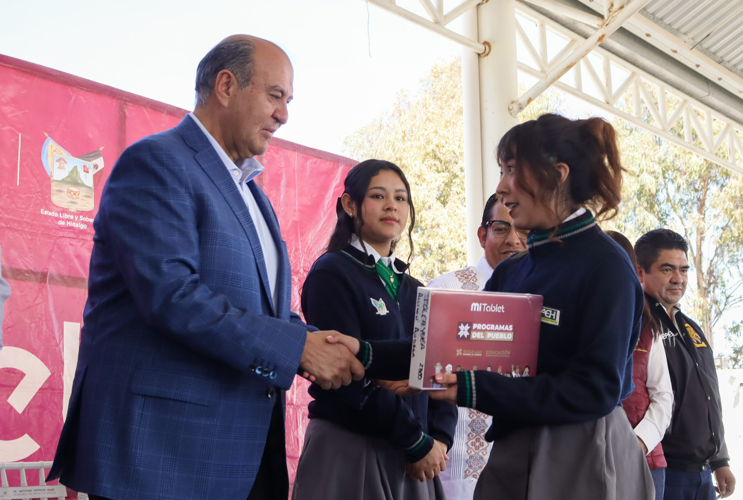 Entregan 2 mil 925 tabletas a estudiantes del Cobaeh