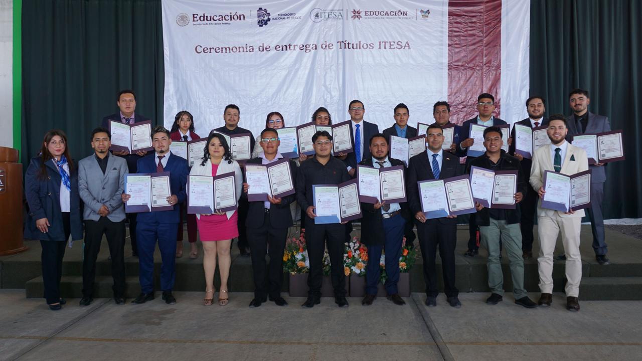 ITESA entrega títulos y cédulas profesionales a 410 egresados