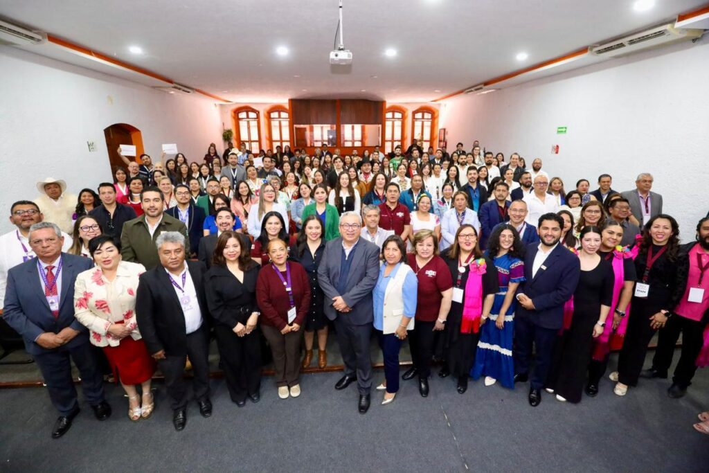Participan docentes hidalguenses en seminario nacional
