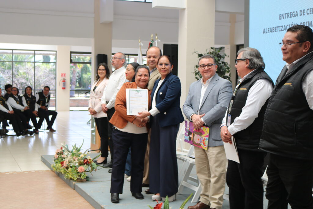 ITESHU contribuye a reducir el rezago educativo con AlfabetizaTec