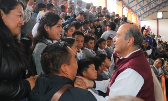 Entregan apoyos educativos a más de 50 planteles en Pacula