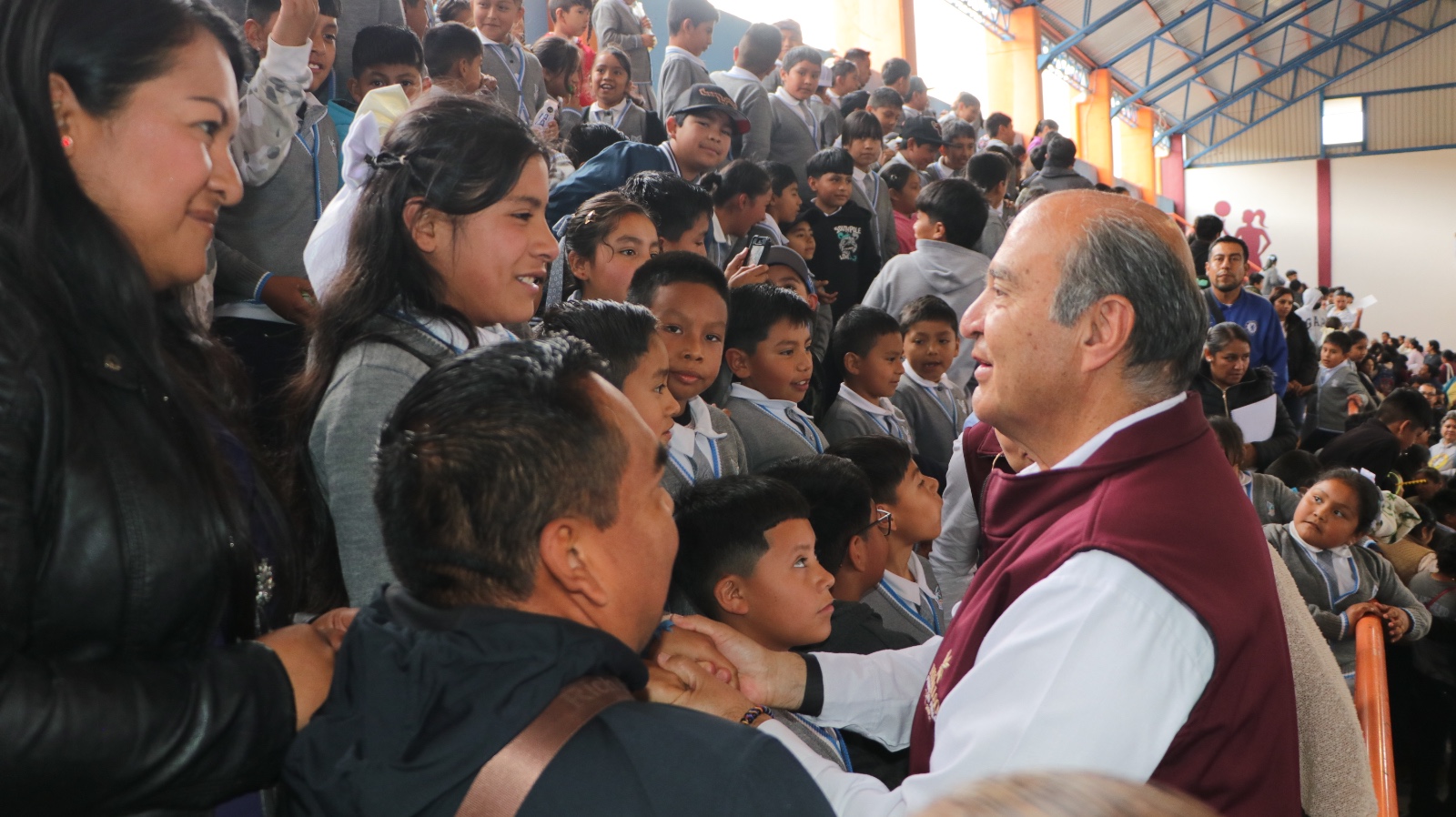 Entregan apoyos educativos a más de 50 planteles en Pacula