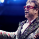 Elton John “sigue adelante” pese a sus serios problemas de salud