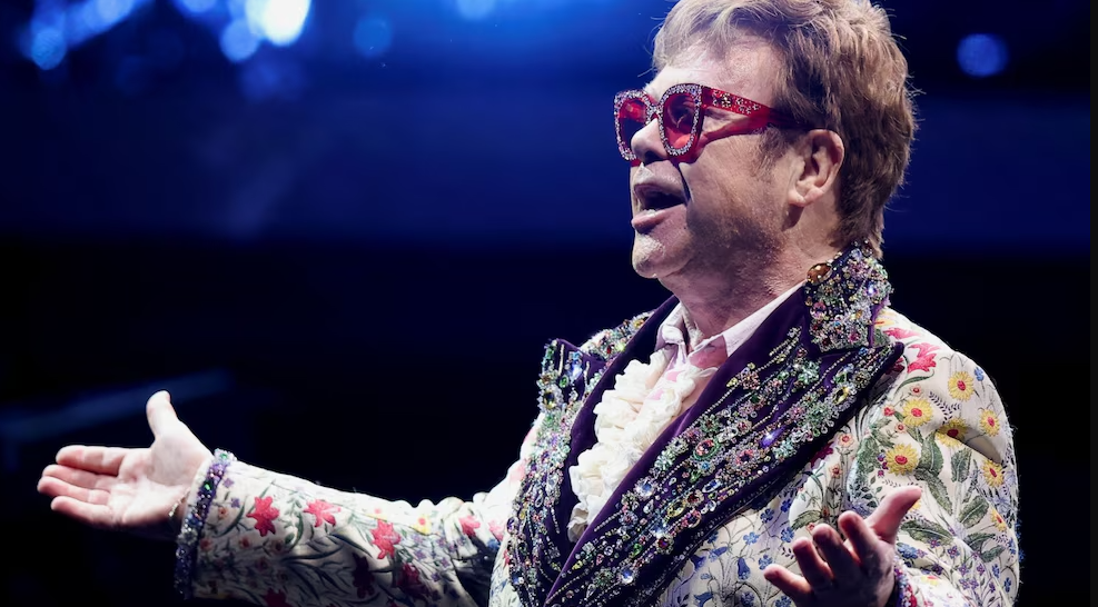 Elton John “sigue adelante” pese a sus serios problemas de salud