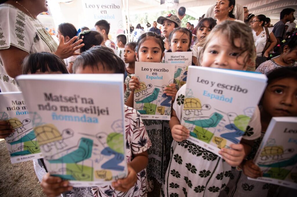 SEP entrega 10 mil 194 Libros de Texto Gratuitos en lenguas originarias en Guerrero e Hidalgo