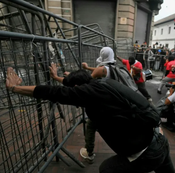 Protestan en Ecuador contra aumento de jornada laboral
