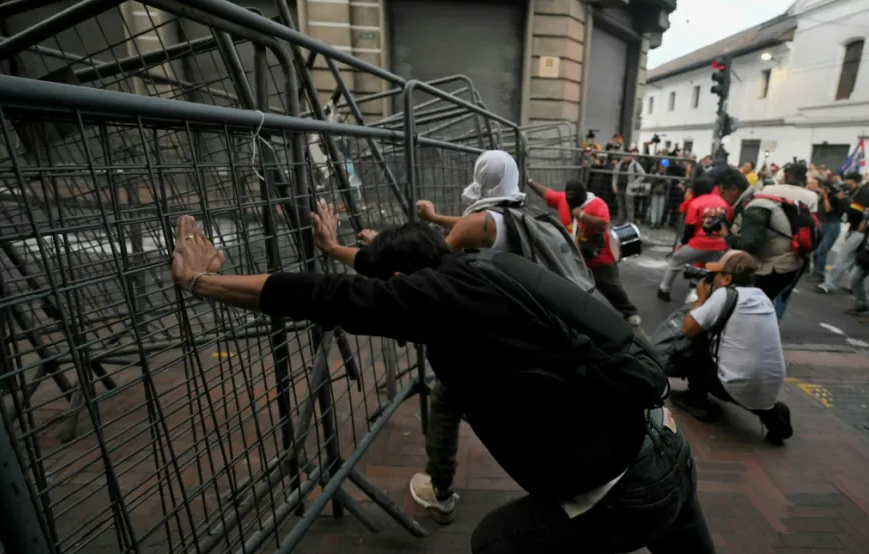Protestan en Ecuador contra aumento de jornada laboral
