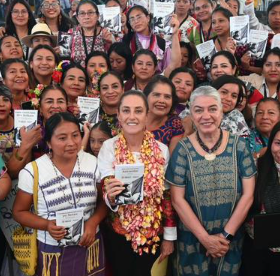 Sheinbaum presenta la Cartilla de Derechos de las Mujeres traducida a 67 lenguas indígenas