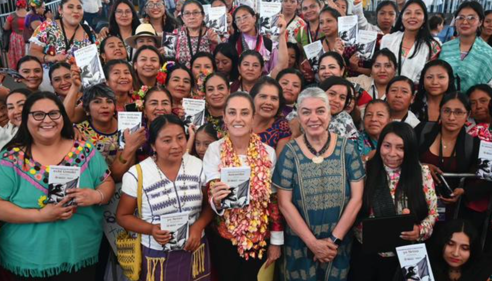 Sheinbaum presenta la Cartilla de Derechos de las Mujeres traducida a 67 lenguas indígenas
