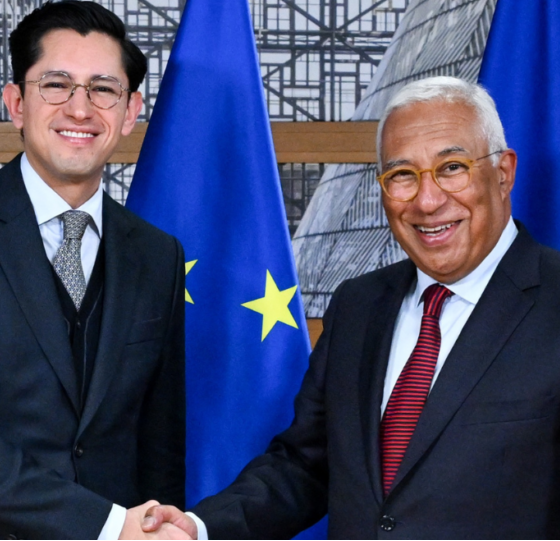 A dos meses de la Cumbre México–Unión Europea que se celebrará en la Ciudad de México, las delegaciones de ambas partes intensificaron los trabajos preparatorios para concretar el Acuerdo Global Modernizado (AGM), considerado uno de los instrumentos comerciales y de cooperación más relevantes para el país en 2026. Desde Bruselas, el canciller Roberto Velasco Álvarez sostuvo reuniones de alto nivel con autoridades europeas para coordinar los detalles de la visita oficial en la que participarán la presidenta de México, Claudia Sheinbaum, y la titular de la Comisión Europea, Ursula von der Leyen, marco en el que se prevé la firma del acuerdo. Reuniones previas al AGM Como parte de su agenda, Velasco sostuvo un encuentro con el presidente del Consejo Europeo, António Costa, con quien dialogó sobre el fortalecimiento del comercio, la inversión y el diálogo político entre ambas regiones. Asimismo, se reunió con la alta representante para Asuntos Exteriores de la Unión Europea, Kaja Kallas, para revisar temas prioritarios como salud, seguridad y cooperación digital. En materia económica y ambiental, el canciller conversó con Teresa Ribera sobre transición energética, desarrollo sostenible, cadenas de suministro e inversión. Además, sostuvo un encuentro con la presidenta del Parlamento Europeo, Roberta Metsola, con el objetivo de reforzar el diálogo legislativo. Un nuevo capítulo en la relación México–Europa El Acuerdo Global Modernizado actualizará el tratado vigente entre México y la Unión Europea, en operación desde hace 26 años y considerado un pilar fundamental de la relación bilateral. Esta modernización busca responder a los desafíos actuales, fortalecer el intercambio económico y consolidar la cooperación en áreas clave como el desarrollo sostenible, los derechos humanos y sectores estratégicos, marcando así un nuevo capítulo en la relación entre México y Europa. https://x.com/r_velascoa/status/2046626586049249405?s=20