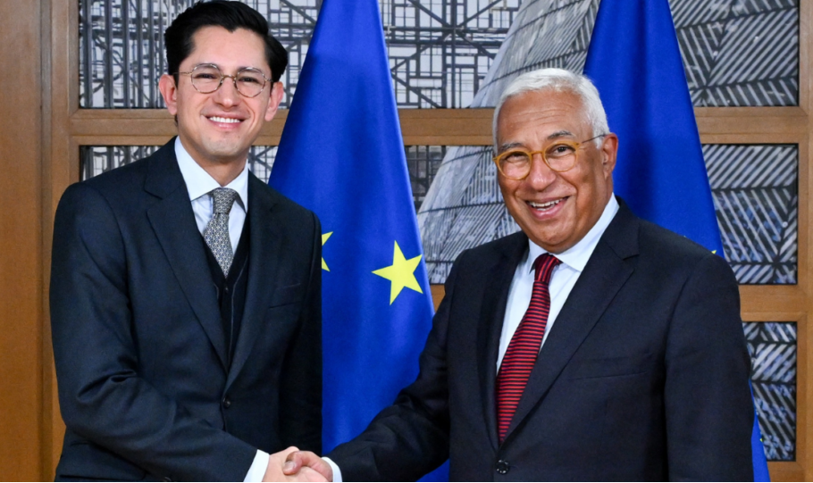 A dos meses de la Cumbre México–Unión Europea que se celebrará en la Ciudad de México, las delegaciones de ambas partes intensificaron los trabajos preparatorios para concretar el Acuerdo Global Modernizado (AGM), considerado uno de los instrumentos comerciales y de cooperación más relevantes para el país en 2026. Desde Bruselas, el canciller Roberto Velasco Álvarez sostuvo reuniones de alto nivel con autoridades europeas para coordinar los detalles de la visita oficial en la que participarán la presidenta de México, Claudia Sheinbaum, y la titular de la Comisión Europea, Ursula von der Leyen, marco en el que se prevé la firma del acuerdo. Reuniones previas al AGM Como parte de su agenda, Velasco sostuvo un encuentro con el presidente del Consejo Europeo, António Costa, con quien dialogó sobre el fortalecimiento del comercio, la inversión y el diálogo político entre ambas regiones. Asimismo, se reunió con la alta representante para Asuntos Exteriores de la Unión Europea, Kaja Kallas, para revisar temas prioritarios como salud, seguridad y cooperación digital. En materia económica y ambiental, el canciller conversó con Teresa Ribera sobre transición energética, desarrollo sostenible, cadenas de suministro e inversión. Además, sostuvo un encuentro con la presidenta del Parlamento Europeo, Roberta Metsola, con el objetivo de reforzar el diálogo legislativo. Un nuevo capítulo en la relación México–Europa El Acuerdo Global Modernizado actualizará el tratado vigente entre México y la Unión Europea, en operación desde hace 26 años y considerado un pilar fundamental de la relación bilateral. Esta modernización busca responder a los desafíos actuales, fortalecer el intercambio económico y consolidar la cooperación en áreas clave como el desarrollo sostenible, los derechos humanos y sectores estratégicos, marcando así un nuevo capítulo en la relación entre México y Europa. https://x.com/r_velascoa/status/2046626586049249405?s=20