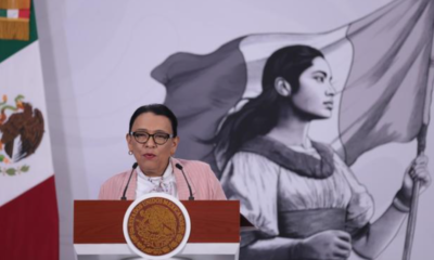 La Secretaría de Gobernación (Segob) brinda atención personalizada y permanente a las víctimas y sus familiares por los lamentables hechos ocurridos en la Zona Arqueológica de Teotihuacán. Durante la Conferencia del Pueblo de la Presidenta Claudia Sheinbaum, la secretaria de Gobernación, Rosa Icela Rodríguez, informó que, de las 13 personas lesionadas, seis han sido dadas de alta y siete continúan con atención hospitalaria, hasta la mañana de este martes. Explicó que, mediante la Comisión Ejecutiva de Atención a Víctimas (CEAV) se está en contacto con los familiares de las víctimas dentro y fuera del país, junto con la representación de las embajadas y servicios consulares en nuestro país. Describió que, después de tener conocimiento de los hechos, por instrucciones de la Presidenta, personal de la Secretaría de Gobernación se trasladó de inmediato tanto a la zona arqueológica como a los hospitales, a fin de establecer comunicación y atender cualquier requerimiento. “A cada víctima o familiar se le transmite el mensaje de apoyo de parte del Gobierno de México, de su Presidenta, reiterando la disposición de atender de manera puntual cualquier requerimiento”, dijo. De las personas hospitalizadas, tres se encuentran en el hospital (HRAE) de IMSS Bienestar de Ixtapaluca. Dos más, en el Hospital de Axapusco, Estado de México, y otros dos en un hospital privado en la Ciudad de México. Destacó que la prioridad fue, en todo momento, conocer el estado de salud de las personas afectadas de parte del personal médico, así como atender de manera inmediata sus necesidades y establecer los enlaces institucionales necesarios para garantizar su atención integral. Precisó que entre los requerimientos que se atienden se encuentran atención médica, hospedaje, alimentación, telefonía, contacto con familiares en México o en el extranjero, apoyo en las embajadas y asesoría jurídica. La secretaria de Gobernación puntualizó que las personas servidoras públicas de distintas dependencias permanecen en los centros hospitalarios para continuar con la atención personalizada con cada una de las víctimas.