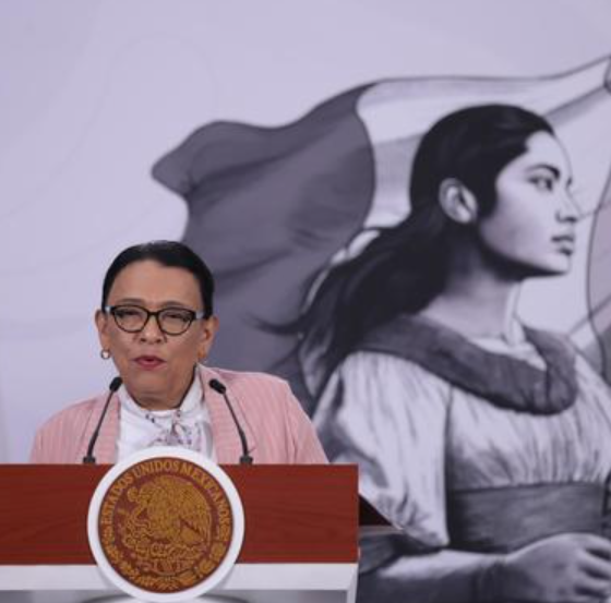 La Secretaría de Gobernación (Segob) brinda atención personalizada y permanente a las víctimas y sus familiares por los lamentables hechos ocurridos en la Zona Arqueológica de Teotihuacán. Durante la Conferencia del Pueblo de la Presidenta Claudia Sheinbaum, la secretaria de Gobernación, Rosa Icela Rodríguez, informó que, de las 13 personas lesionadas, seis han sido dadas de alta y siete continúan con atención hospitalaria, hasta la mañana de este martes. Explicó que, mediante la Comisión Ejecutiva de Atención a Víctimas (CEAV) se está en contacto con los familiares de las víctimas dentro y fuera del país, junto con la representación de las embajadas y servicios consulares en nuestro país. Describió que, después de tener conocimiento de los hechos, por instrucciones de la Presidenta, personal de la Secretaría de Gobernación se trasladó de inmediato tanto a la zona arqueológica como a los hospitales, a fin de establecer comunicación y atender cualquier requerimiento. “A cada víctima o familiar se le transmite el mensaje de apoyo de parte del Gobierno de México, de su Presidenta, reiterando la disposición de atender de manera puntual cualquier requerimiento”, dijo. De las personas hospitalizadas, tres se encuentran en el hospital (HRAE) de IMSS Bienestar de Ixtapaluca. Dos más, en el Hospital de Axapusco, Estado de México, y otros dos en un hospital privado en la Ciudad de México. Destacó que la prioridad fue, en todo momento, conocer el estado de salud de las personas afectadas de parte del personal médico, así como atender de manera inmediata sus necesidades y establecer los enlaces institucionales necesarios para garantizar su atención integral. Precisó que entre los requerimientos que se atienden se encuentran atención médica, hospedaje, alimentación, telefonía, contacto con familiares en México o en el extranjero, apoyo en las embajadas y asesoría jurídica. La secretaria de Gobernación puntualizó que las personas servidoras públicas de distintas dependencias permanecen en los centros hospitalarios para continuar con la atención personalizada con cada una de las víctimas.