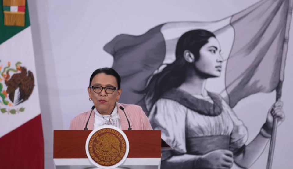 La Secretaría de Gobernación (Segob) brinda atención personalizada y permanente a las víctimas y sus familiares por los lamentables hechos ocurridos en la Zona Arqueológica de Teotihuacán. Durante la Conferencia del Pueblo de la Presidenta Claudia Sheinbaum, la secretaria de Gobernación, Rosa Icela Rodríguez, informó que, de las 13 personas lesionadas, seis han sido dadas de alta y siete continúan con atención hospitalaria, hasta la mañana de este martes. Explicó que, mediante la Comisión Ejecutiva de Atención a Víctimas (CEAV) se está en contacto con los familiares de las víctimas dentro y fuera del país, junto con la representación de las embajadas y servicios consulares en nuestro país. Describió que, después de tener conocimiento de los hechos, por instrucciones de la Presidenta, personal de la Secretaría de Gobernación se trasladó de inmediato tanto a la zona arqueológica como a los hospitales, a fin de establecer comunicación y atender cualquier requerimiento. “A cada víctima o familiar se le transmite el mensaje de apoyo de parte del Gobierno de México, de su Presidenta, reiterando la disposición de atender de manera puntual cualquier requerimiento”, dijo. De las personas hospitalizadas, tres se encuentran en el hospital (HRAE) de IMSS Bienestar de Ixtapaluca. Dos más, en el Hospital de Axapusco, Estado de México, y otros dos en un hospital privado en la Ciudad de México. Destacó que la prioridad fue, en todo momento, conocer el estado de salud de las personas afectadas de parte del personal médico, así como atender de manera inmediata sus necesidades y establecer los enlaces institucionales necesarios para garantizar su atención integral. Precisó que entre los requerimientos que se atienden se encuentran atención médica, hospedaje, alimentación, telefonía, contacto con familiares en México o en el extranjero, apoyo en las embajadas y asesoría jurídica. La secretaria de Gobernación puntualizó que las personas servidoras públicas de distintas dependencias permanecen en los centros hospitalarios para continuar con la atención personalizada con cada una de las víctimas.