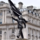 Banksy sorprende con nueva escultura en Londres y reaviva debate sobre poder y nacionalismo