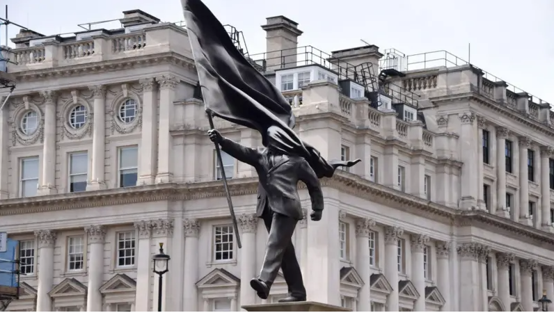 Banksy sorprende con nueva escultura en Londres y reaviva debate sobre poder y nacionalismo