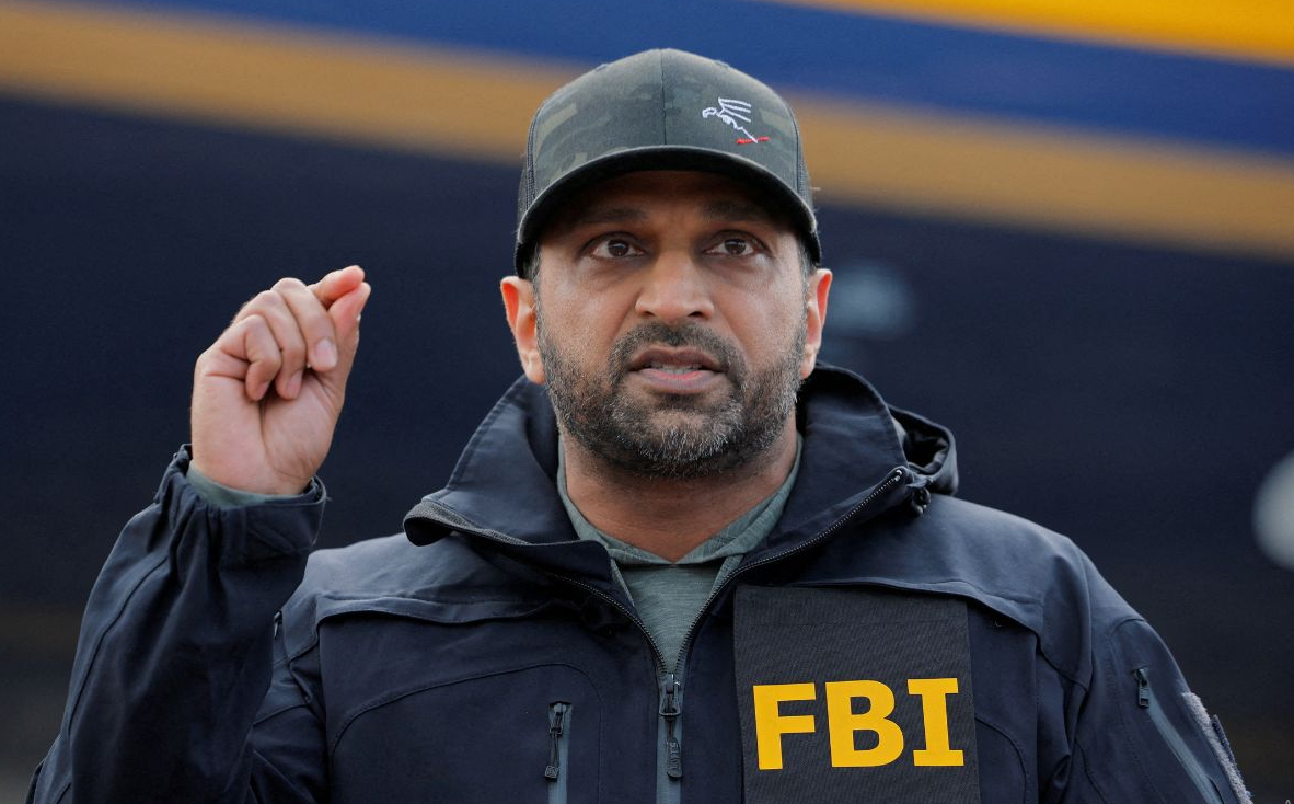 Director del FBI demanda por 250 millones de dólares a medio por señalamientos de ebriedad