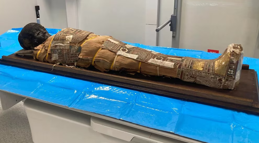 Hallan papiro oculto en momia egipcia de más de 2 mil años en Polonia