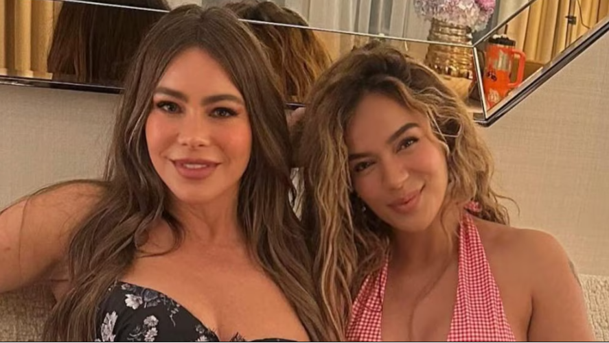 Karol G reveló que le consultó a Sofía Vergara si era buena idea posar para Playboy