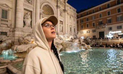 Katy Perry desata polémica tras lanzar su tarjeta de crédito a la Fontana di Trevi