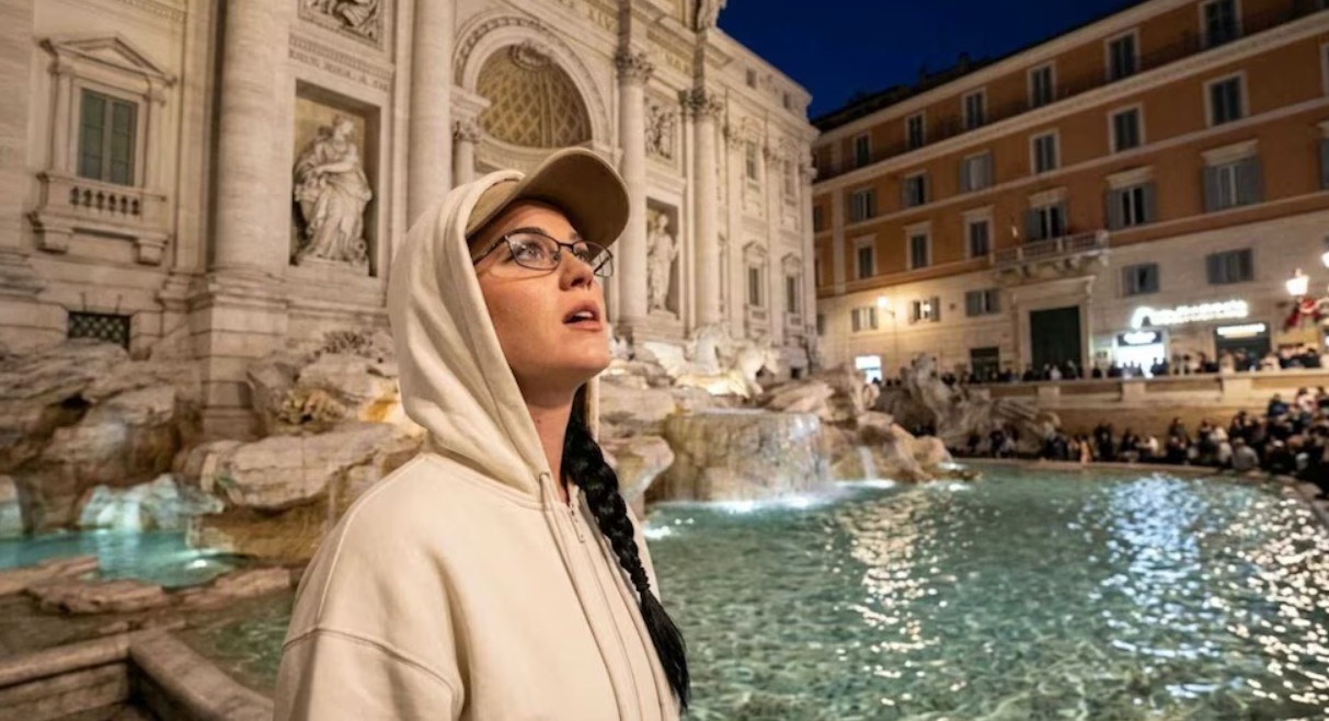 Katy Perry desata polémica tras lanzar su tarjeta de crédito a la Fontana di Trevi