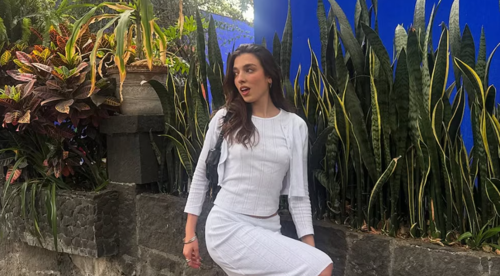 Rina Lipa emerge como nueva “It Girl” de la moda internacional