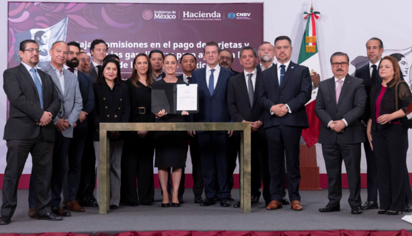 Sheinbaum anuncia reducción de comisiones en pagos de gasolina y diésel