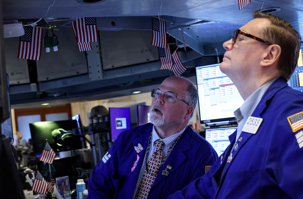 Wall Street cierra al alza en medio de tensión en Oriente Medio y repunte del petróleo