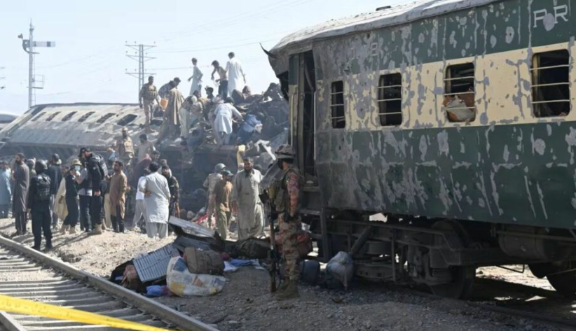 Ataque con bomba contra tren en Pakistán deja al menos 24 muertos