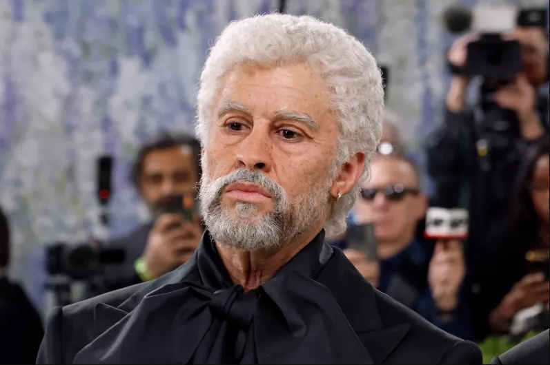 Bad Bunny impacta en la Met Gala 2026 con una transformación que reflexiona sobre el envejecimiento