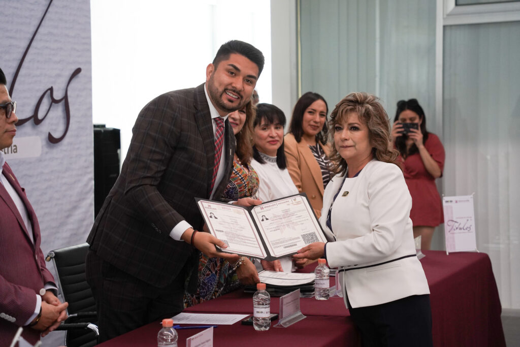 UNIDEH entrega 47 títulos y es reconocida como Universidad Promotora de la Salud