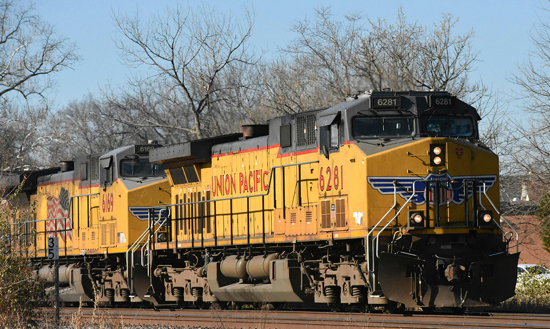 Investigan hallazgo de seis personas sin vida dentro de vagón de tren en Texas