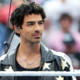 Joe Jonas genera polémica tras limpiarse las manos después de saludar a fans