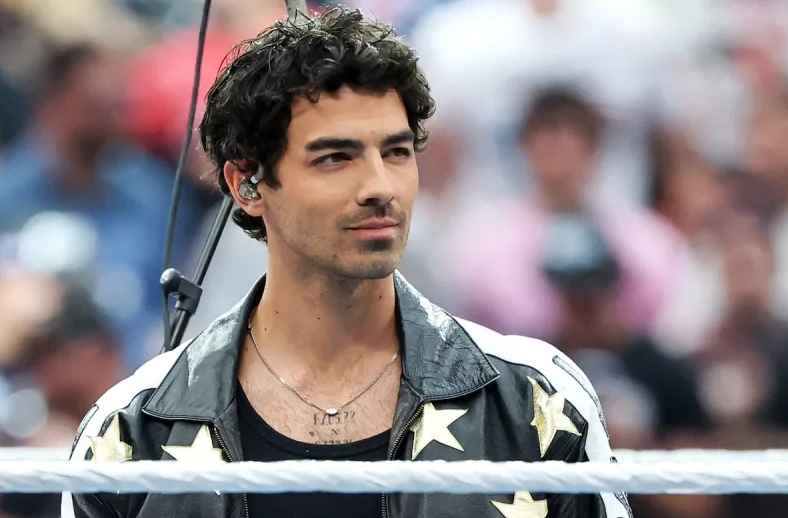 Joe Jonas genera polémica tras limpiarse las manos después de saludar a fans