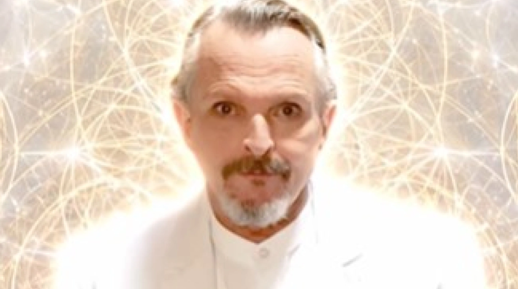 Miguel Bosé anuncia retiro temporal de los escenarios y se vuelve viral en redes