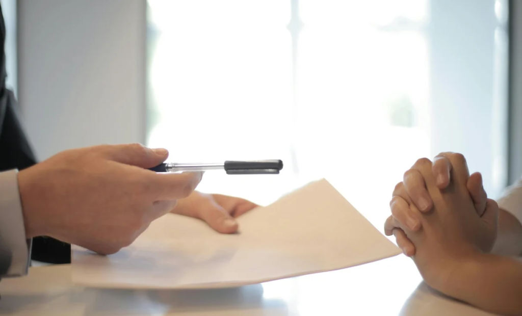 Profeco orienta a consumidores sobre cómo actuar ante cobros indebidos tras cancelar servicios