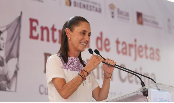 Sheinbaum entrega en Tabasco tarjetas de la Beca Rita Cetina para útiles y uniformes escolares