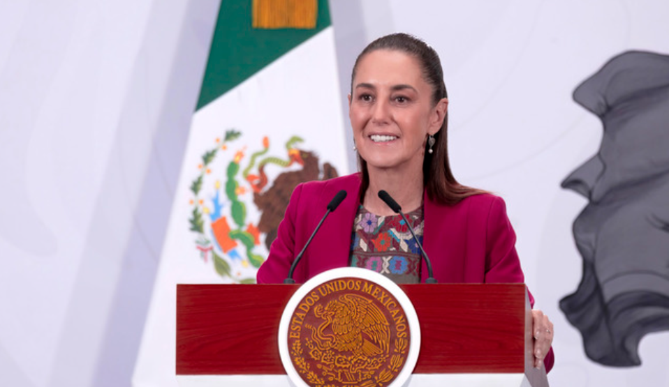 Sheinbaum presenta el prototipo del minivehículo eléctrico mexicano Olinia