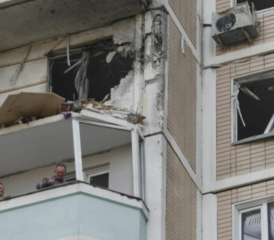 Ucrania ejecutó entre la noche del sábado 16 y la madrugada del domingo 17 de mayo uno de los ataques con drones más masivos contra Moscú desde el inicio del conflicto bélico con Rusia en 2022. De acuerdo con autoridades rusas, cerca de 600 drones ucranianos fueron lanzados hacia Moscú y otras regiones del país durante la operación. Las defensas aéreas rusas informaron que lograron derribar 556 aparatos durante la noche. El ataque dejó al menos cuatro personas fallecidas, incluidas tres en la región de Moscú y una más en la zona fronteriza de Belgorod, además de una docena de personas heridas. Según reportes oficiales, gran parte de los drones fueron interceptados antes de alcanzar objetivos estratégicos; sin embargo, algunos impactaron infraestructuras y zonas residenciales. Restos de los aparatos cayeron incluso cerca del Aeropuerto Sheremetyevo, aunque no se reportaron afectaciones a las operaciones aéreas. La ofensiva representa una de las incursiones más significativas dentro del territorio ruso desde el inicio de la invasión encabezada por Moscú y evidencia un incremento en la capacidad de Ucrania para realizar ataques de largo alcance. Por su parte, el presidente de Ucrania, Volodímir Zelenski, defendió la operación a través de redes sociales y aseguró que la acción fue “totalmente justificada”, al señalar que se trata de una forma de presionar a Rusia para poner fin al conflicto. El mandatario ucraniano sostuvo que el ataque fue una respuesta a la prolongación de la guerra y a los constantes bombardeos rusos sobre ciudades ucranianas, afirmando que las “sanciones de largo alcance” de Ucrania alcanzaron la región de Moscú. En contraste, el gobierno ruso calificó la ofensiva como una peligrosa escalada del conflicto y advirtió que continuará reforzando sus sistemas de defensa aérea para contrarrestar ataques similares en el futuro. Analistas internacionales señalaron que este tipo de operaciones reflejan un cambio táctico por parte de Kiev, al trasladar parte del conflicto hacia territorio ruso con el objetivo de debilitar infraestructura militar y aumentar la presión política sobre Moscú para buscar una salida negociada a la guerra.