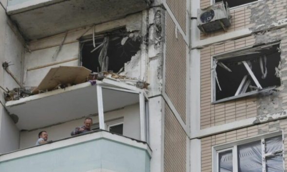 Ucrania ejecutó entre la noche del sábado 16 y la madrugada del domingo 17 de mayo uno de los ataques con drones más masivos contra Moscú desde el inicio del conflicto bélico con Rusia en 2022. De acuerdo con autoridades rusas, cerca de 600 drones ucranianos fueron lanzados hacia Moscú y otras regiones del país durante la operación. Las defensas aéreas rusas informaron que lograron derribar 556 aparatos durante la noche. El ataque dejó al menos cuatro personas fallecidas, incluidas tres en la región de Moscú y una más en la zona fronteriza de Belgorod, además de una docena de personas heridas. Según reportes oficiales, gran parte de los drones fueron interceptados antes de alcanzar objetivos estratégicos; sin embargo, algunos impactaron infraestructuras y zonas residenciales. Restos de los aparatos cayeron incluso cerca del Aeropuerto Sheremetyevo, aunque no se reportaron afectaciones a las operaciones aéreas. La ofensiva representa una de las incursiones más significativas dentro del territorio ruso desde el inicio de la invasión encabezada por Moscú y evidencia un incremento en la capacidad de Ucrania para realizar ataques de largo alcance. Por su parte, el presidente de Ucrania, Volodímir Zelenski, defendió la operación a través de redes sociales y aseguró que la acción fue “totalmente justificada”, al señalar que se trata de una forma de presionar a Rusia para poner fin al conflicto. El mandatario ucraniano sostuvo que el ataque fue una respuesta a la prolongación de la guerra y a los constantes bombardeos rusos sobre ciudades ucranianas, afirmando que las “sanciones de largo alcance” de Ucrania alcanzaron la región de Moscú. En contraste, el gobierno ruso calificó la ofensiva como una peligrosa escalada del conflicto y advirtió que continuará reforzando sus sistemas de defensa aérea para contrarrestar ataques similares en el futuro. Analistas internacionales señalaron que este tipo de operaciones reflejan un cambio táctico por parte de Kiev, al trasladar parte del conflicto hacia territorio ruso con el objetivo de debilitar infraestructura militar y aumentar la presión política sobre Moscú para buscar una salida negociada a la guerra.