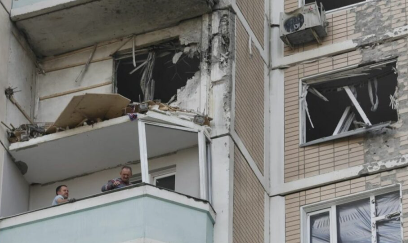 Ucrania ejecutó entre la noche del sábado 16 y la madrugada del domingo 17 de mayo uno de los ataques con drones más masivos contra Moscú desde el inicio del conflicto bélico con Rusia en 2022. De acuerdo con autoridades rusas, cerca de 600 drones ucranianos fueron lanzados hacia Moscú y otras regiones del país durante la operación. Las defensas aéreas rusas informaron que lograron derribar 556 aparatos durante la noche. El ataque dejó al menos cuatro personas fallecidas, incluidas tres en la región de Moscú y una más en la zona fronteriza de Belgorod, además de una docena de personas heridas. Según reportes oficiales, gran parte de los drones fueron interceptados antes de alcanzar objetivos estratégicos; sin embargo, algunos impactaron infraestructuras y zonas residenciales. Restos de los aparatos cayeron incluso cerca del Aeropuerto Sheremetyevo, aunque no se reportaron afectaciones a las operaciones aéreas. La ofensiva representa una de las incursiones más significativas dentro del territorio ruso desde el inicio de la invasión encabezada por Moscú y evidencia un incremento en la capacidad de Ucrania para realizar ataques de largo alcance. Por su parte, el presidente de Ucrania, Volodímir Zelenski, defendió la operación a través de redes sociales y aseguró que la acción fue “totalmente justificada”, al señalar que se trata de una forma de presionar a Rusia para poner fin al conflicto. El mandatario ucraniano sostuvo que el ataque fue una respuesta a la prolongación de la guerra y a los constantes bombardeos rusos sobre ciudades ucranianas, afirmando que las “sanciones de largo alcance” de Ucrania alcanzaron la región de Moscú. En contraste, el gobierno ruso calificó la ofensiva como una peligrosa escalada del conflicto y advirtió que continuará reforzando sus sistemas de defensa aérea para contrarrestar ataques similares en el futuro. Analistas internacionales señalaron que este tipo de operaciones reflejan un cambio táctico por parte de Kiev, al trasladar parte del conflicto hacia territorio ruso con el objetivo de debilitar infraestructura militar y aumentar la presión política sobre Moscú para buscar una salida negociada a la guerra.