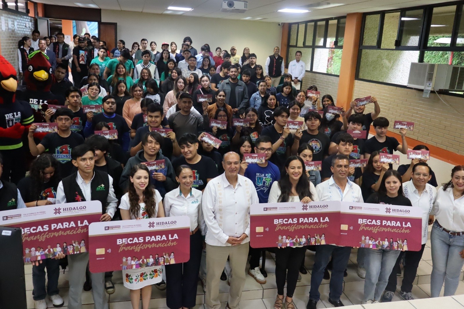 Becas para la Transformación llegan a estudiantes de Chapulhuacán y Jacala