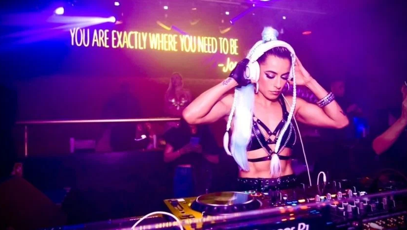 Chela Rivas celebrará el Día Internacional del Orgullo LGBT+ con un Rave Bus sobre Paseo de la Reforma