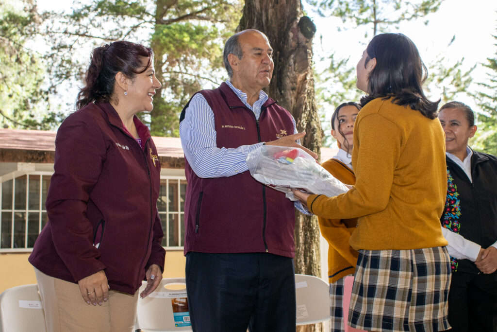 Continúa registro para acceder a uniformes, útiles y calzado escolar gratuitos