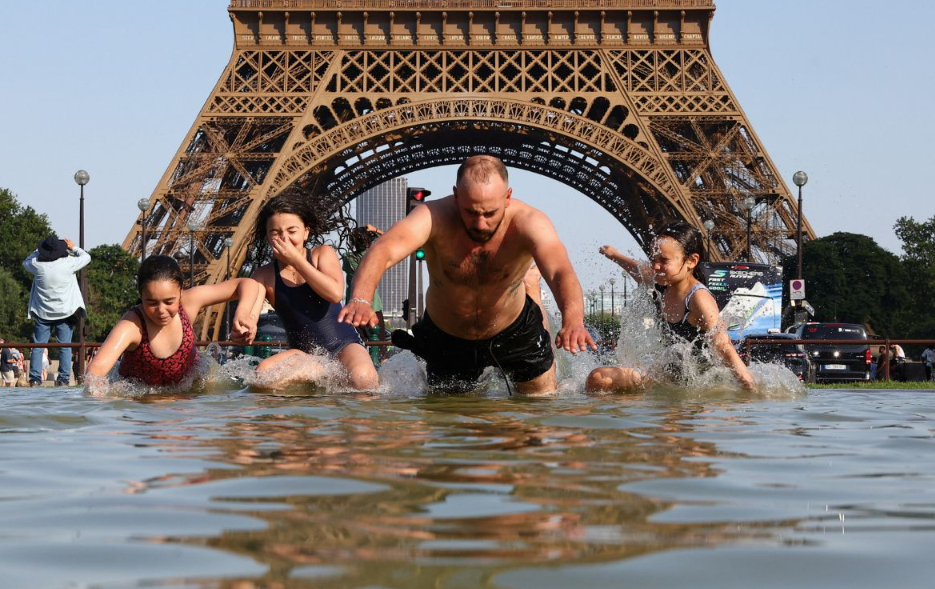 Ola de calor obliga a reducir horarios en la Torre Eiffel y el Museo del Louvre