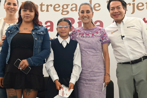 Sheinbaum entrega tarjetas de la Beca Rita Cetina para uniformes y útiles escolares