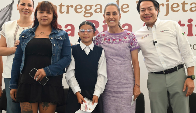 Sheinbaum entrega tarjetas de la Beca Rita Cetina para uniformes y útiles escolares